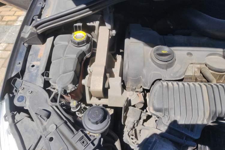 Used Volvo S60 2015 S60L 2.0T Zhiyuan Edition Engine Bay Right