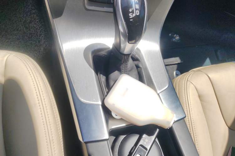 Used Volvo S60 2015 S60L 2.0T Zhiyuan Edition Gear Lever