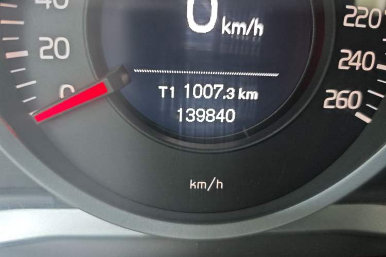 Used Volvo S60 2015 S60L 2.0T Zhiyuan Edition Odometer Close Up