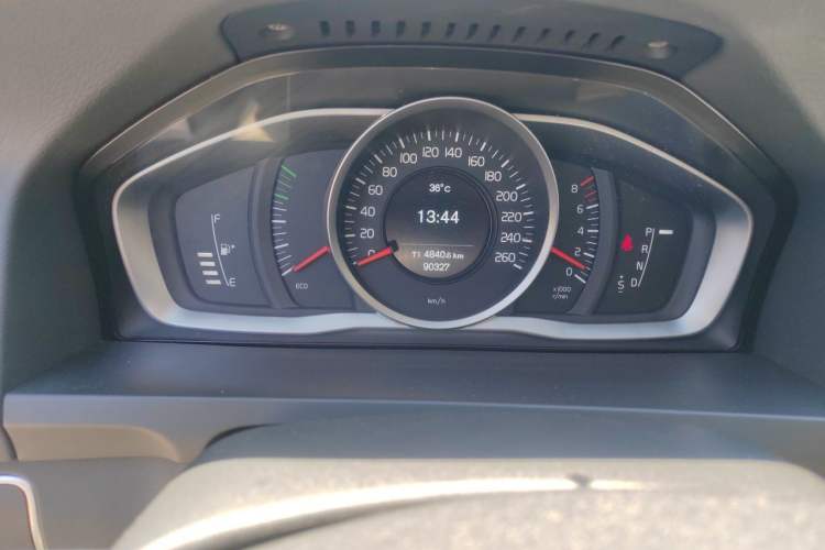 Used Volvo S60 2015 S60L 2.0T Zhiyuan Edition Odometer Close Up