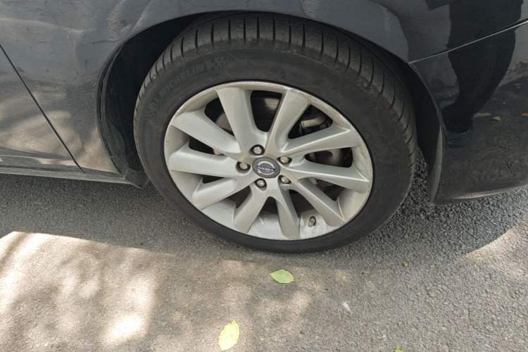 Used Volvo S60 2015 S60L 2.0T Zhiyuan Edition Right Front Wheel Hub