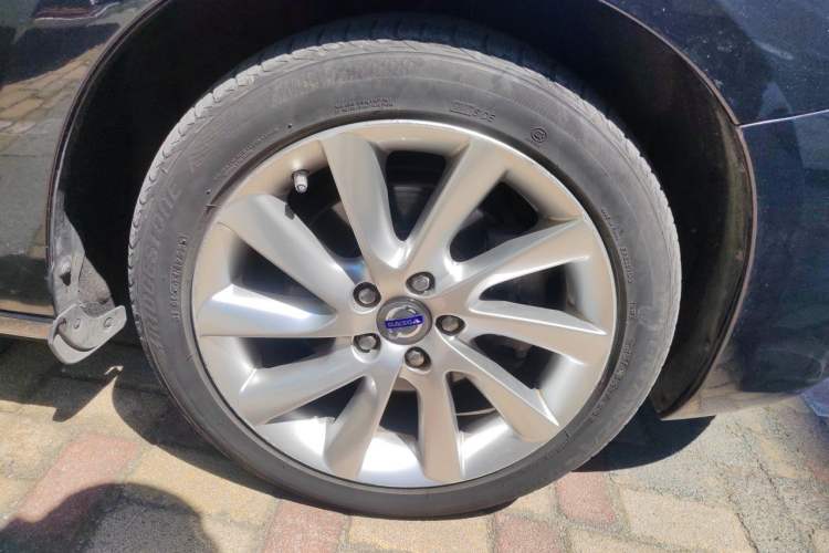Used Volvo S60 2015 S60L 2.0T Zhiyuan Edition Right Front Wheel Hub