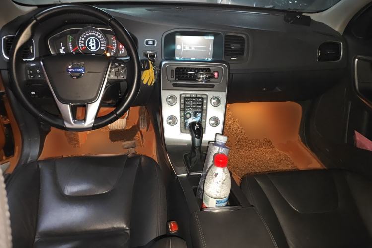 Used Volvo S60 2015 S60L 2.0T Zhiyuan Edition Center Console