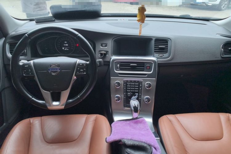 Used Volvo S60 2015 S60L 2.0T Zhiyuan Edition Center Console