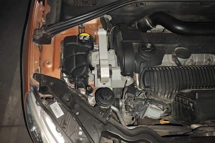 Used Volvo S60 2015 S60L 2.0T Zhiyuan Edition Engine Bay Right