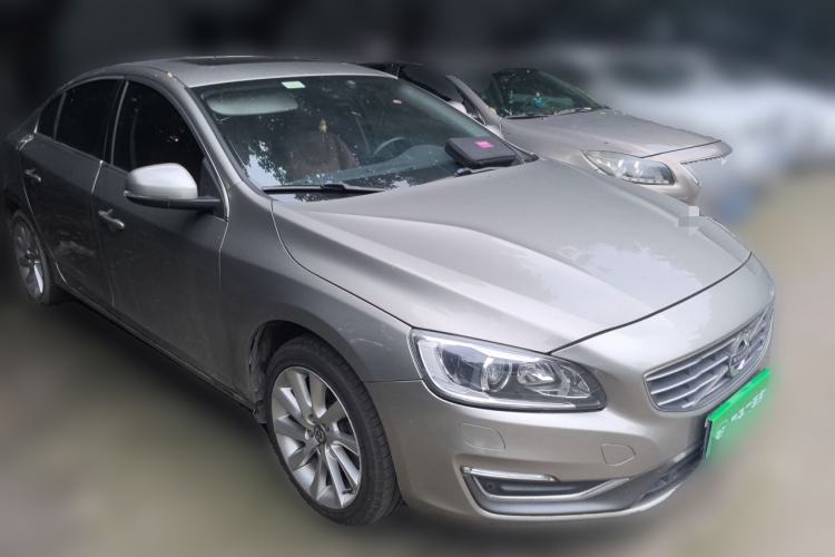 Used Volvo S60 2015 S60L 2.0T Zhiyuan Edition Front Right 45 Deg