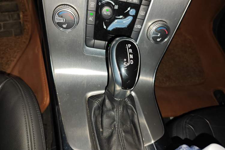 Used Volvo S60 2015 S60L 2.0T Zhiyuan Edition Gear Lever