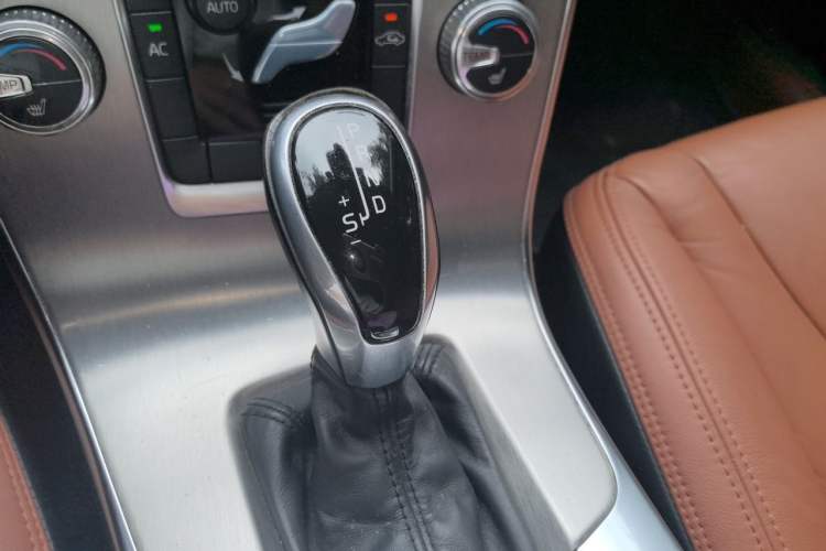 Used Volvo S60 2015 S60L 2.0T Zhiyuan Edition Gear Lever