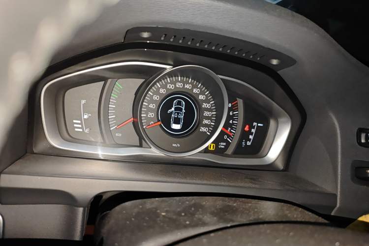 Used Volvo S60 2015 S60L 2.0T Zhiyuan Edition Instrument Cluster
