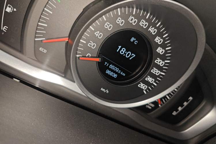 Used Volvo S60 2015 S60L 2.0T Zhiyuan Edition Odometer Close Up