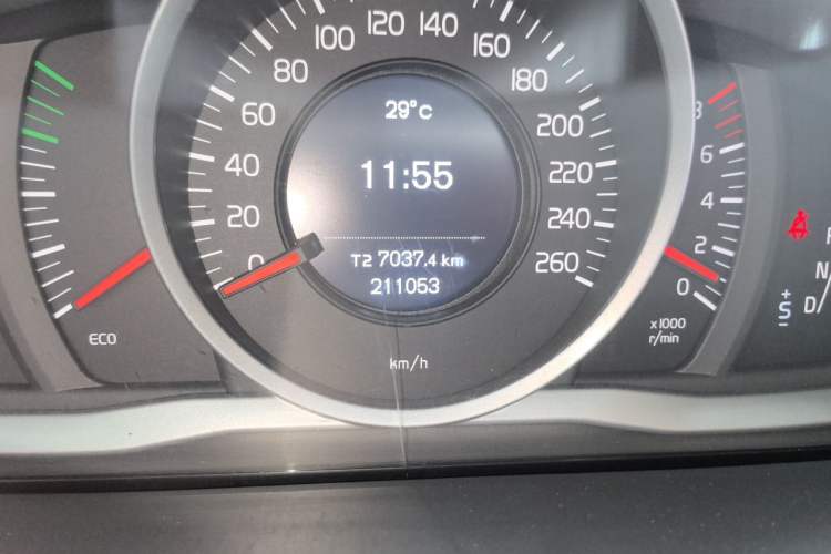 Used Volvo S60 2015 S60L 2.0T Zhiyuan Edition Odometer Close Up