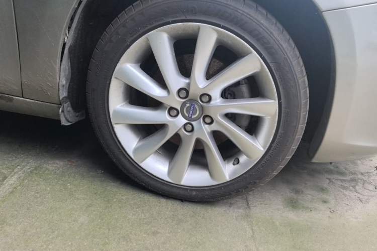 Used Volvo S60 2015 S60L 2.0T Zhiyuan Edition Right Front Wheel Hub