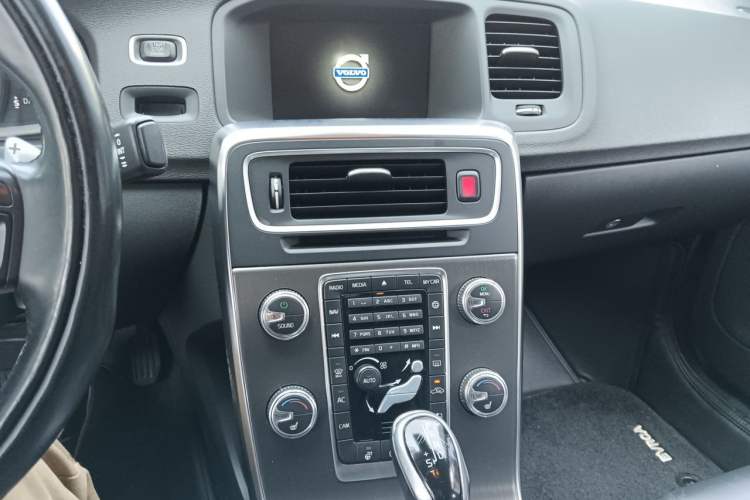 Used Volvo S60 2015 S60L T5 Zhiyue Edition Audio And AC Panel