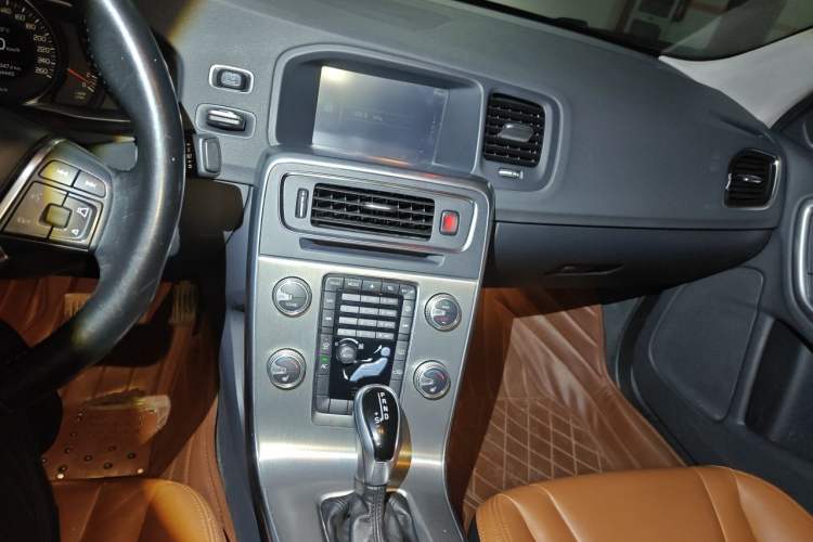 Used Volvo S60 2015 S60L 2.0T Zhiyuan Edition Audio And AC Panel
