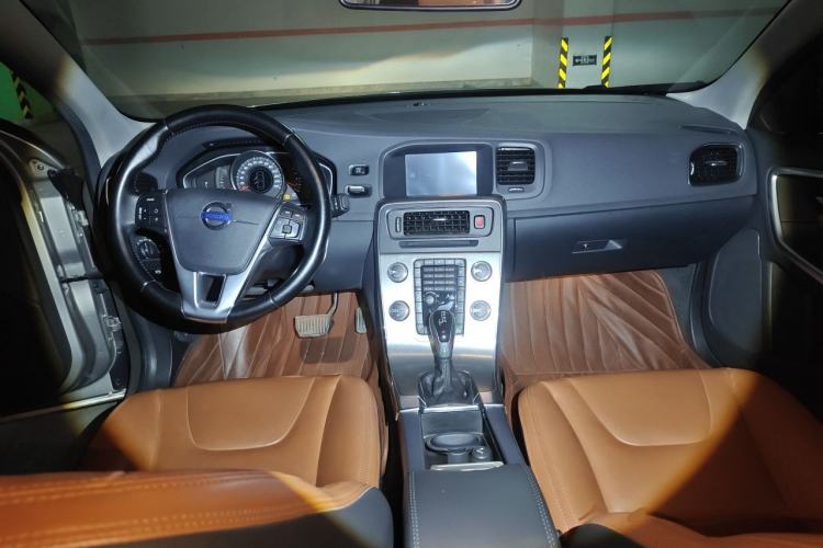 Used Volvo S60 2015 S60L 2.0T Zhiyuan Edition Center Console