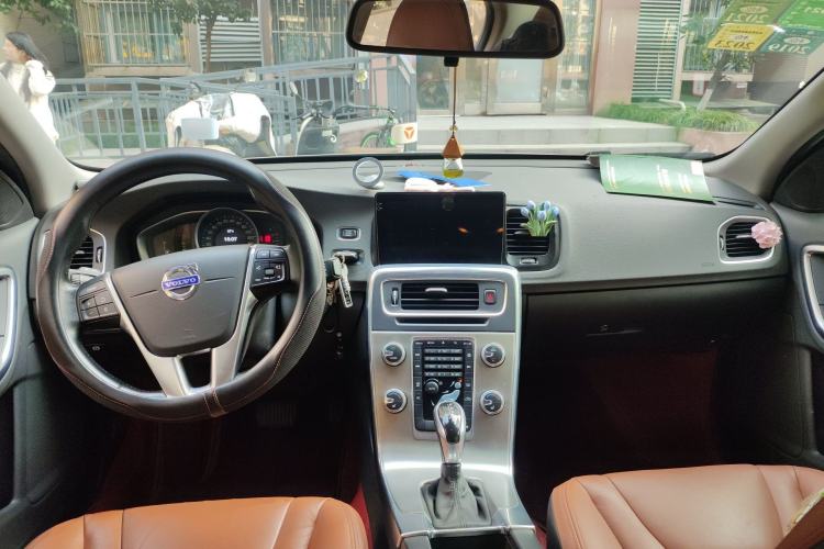 Used Volvo S60 2015 S60L 2.0T Zhiyuan Edition Center Console