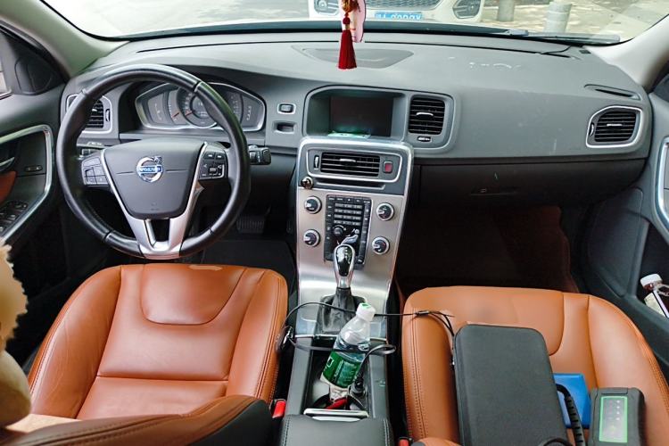 Used Volvo S60 2015 S60L 2.0T Zhiyuan Edition Center Console