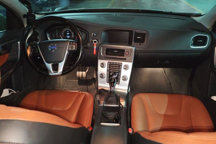 Used Volvo S60 2015 S60L 2.0T Zhiyuan Edition Center Console