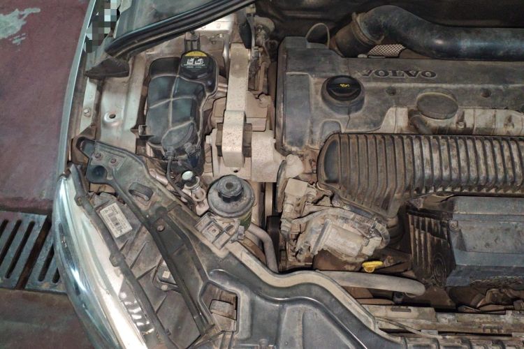 Used Volvo S60 2015 S60L 2.0T Zhiyuan Edition Engine Bay Right