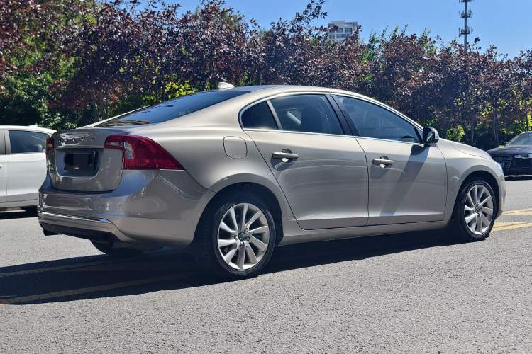 Used Volvo S60 2015 S60L 2.0T Zhiyuan Edition Exterior 2