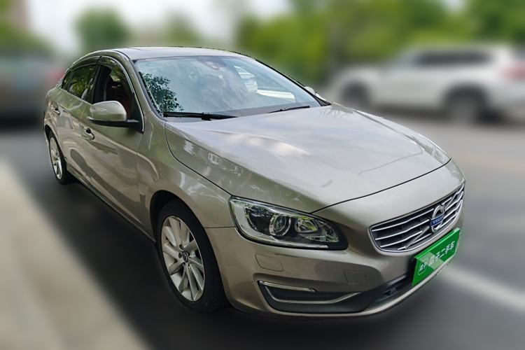 Used Volvo S60 2015 S60L 2.0T Zhiyuan Edition Front Right 45 Deg