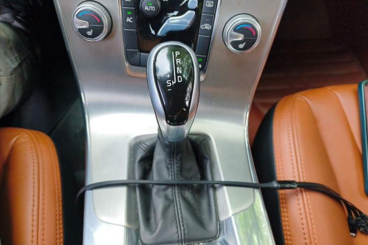 Used Volvo S60 2015 S60L 2.0T Zhiyuan Edition Gear Lever
