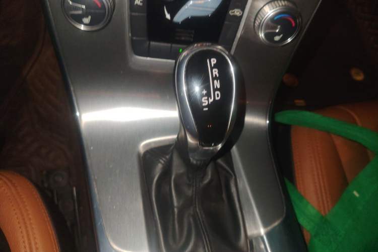 Used Volvo S60 2015 S60L 2.0T Zhiyuan Edition Gear Lever