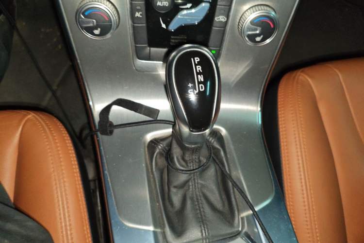 Used Volvo S60 2015 S60L 2.0T Zhiyuan Edition Gear Lever