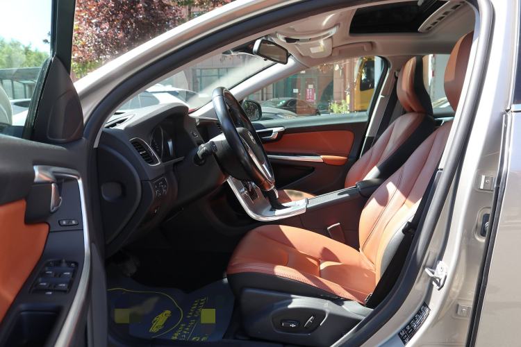 Used Volvo S60 2015 S60L 2.0T Zhiyuan Edition Interior 4