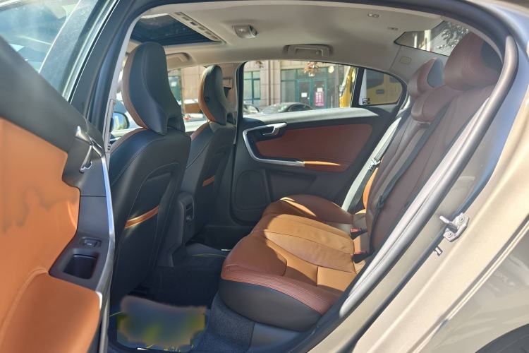 Used Volvo S60 2015 S60L 2.0T Zhiyuan Edition Interior 5