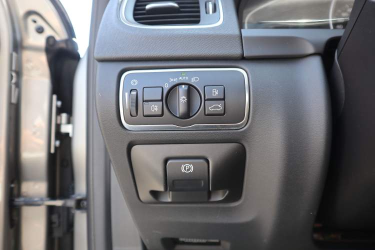Used Volvo S60 2015 S60L 2.0T Zhiyuan Edition Interior 8