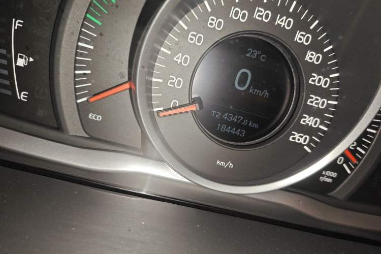 Used Volvo S60 2015 S60L 2.0T Zhiyuan Edition Odometer Close Up