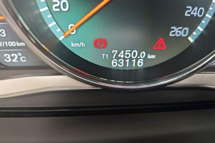 Used Volvo S60 2015 S60L T5 Intelligent Drive Edition Odometer Close Up