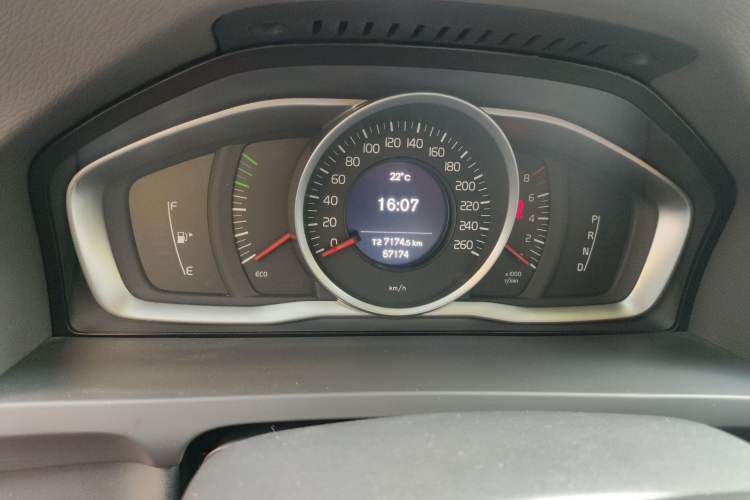 Used Volvo S60 2015 S60L 2.0T Zhiyuan Edition Odometer Close Up
