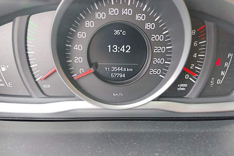 Used Volvo S60 2015 S60L 2.0T Zhiyuan Edition Odometer Close Up
