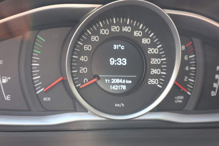 Used Volvo S60 2015 S60L 2.0T Zhiyuan Edition Odometer Close Up