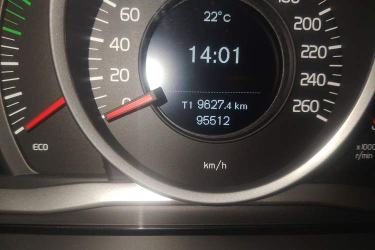 Used Volvo S60 2015 S60L 2.0T Zhiyuan Edition Odometer Close Up