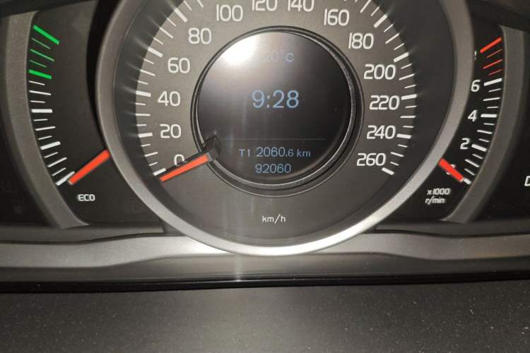 Used Volvo S60 2015 S60L 2.0T Zhiyuan Edition Odometer Close Up