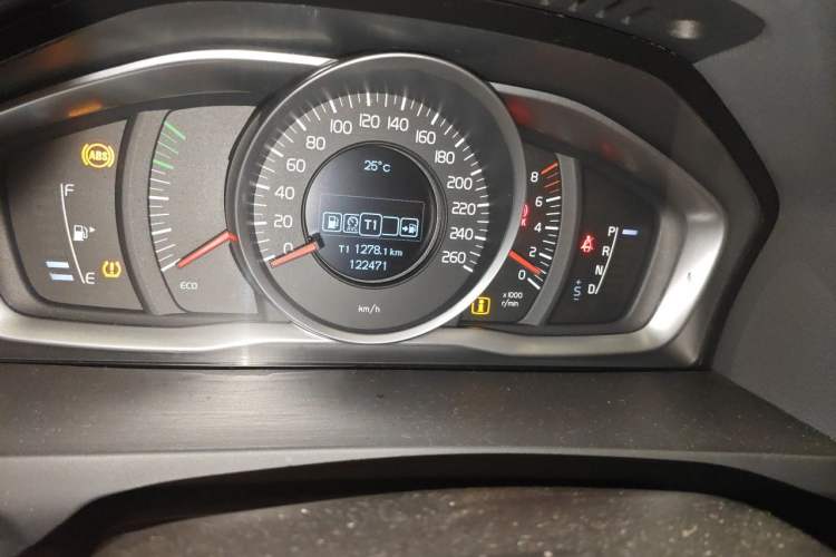 Used Volvo S60 2015 S60L 2.0T Smart Drive Edition Odometer Close Up