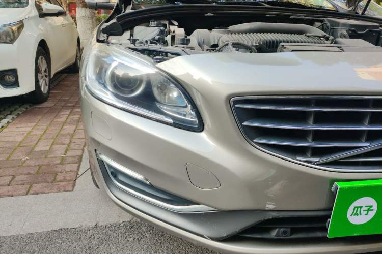 Used Volvo S60 2015 S60L 2.0T Zhiyuan Edition Right Front Headlight