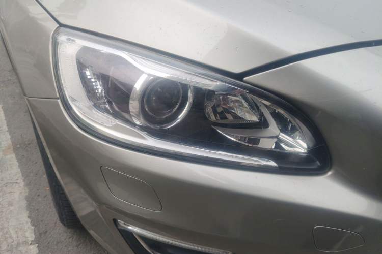 Used Volvo S60 2015 S60L 2.0T Zhiyuan Edition Right Front Headlight
