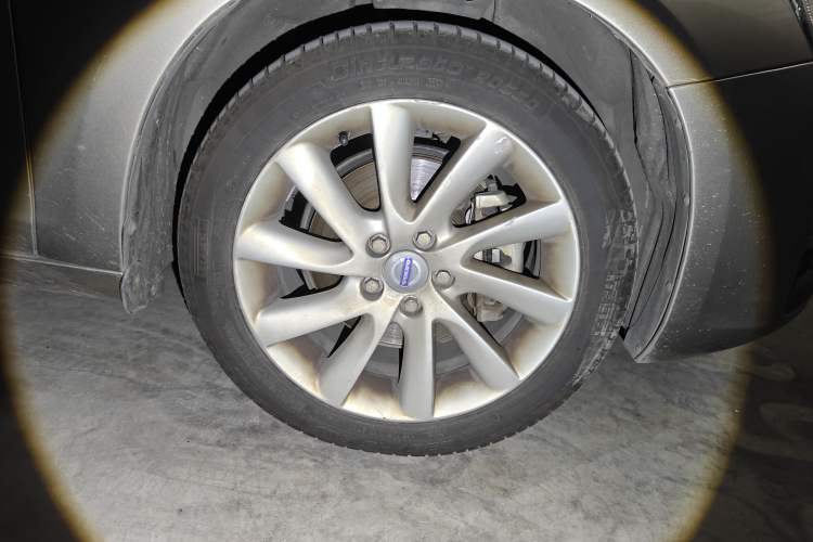 Used Volvo S60 2015 S60L 2.0T Zhiyuan Edition Right Front Wheel Hub