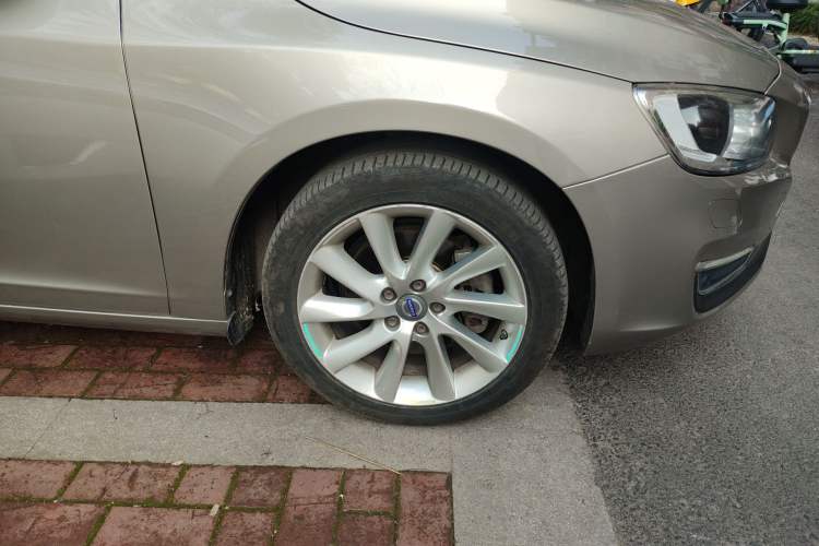 Used Volvo S60 2015 S60L 2.0T Zhiyuan Edition Right Front Wheel Hub