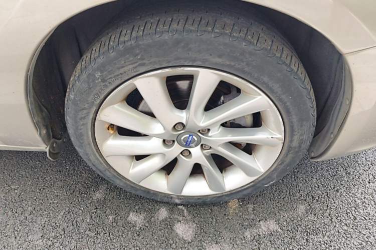 Used Volvo S60 2015 S60L 2.0T Zhiyuan Edition Right Front Wheel Hub