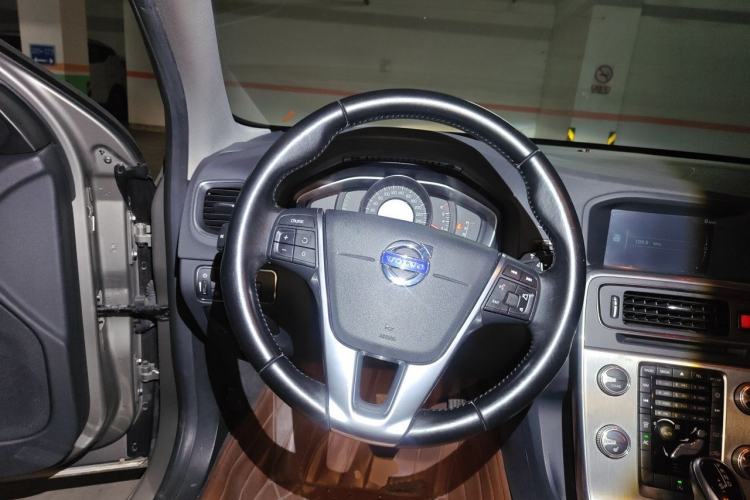 Used Volvo S60 2015 S60L 2.0T Zhiyuan Edition Steering Wheel