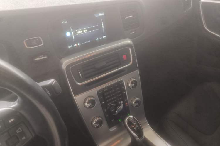 Used Volvo S60 2015 S60L 2.0T Zhiyuan Edition Audio And AC Panel