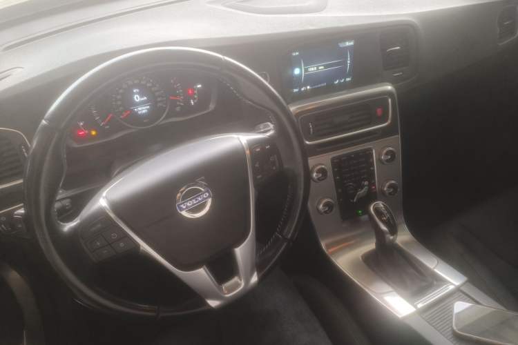 Used Volvo S60 2015 S60L 2.0T Zhiyuan Edition Center Console