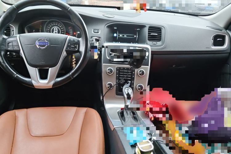Used Volvo S60 2015 S60L 2.0T Zhiyuan Edition Center Console