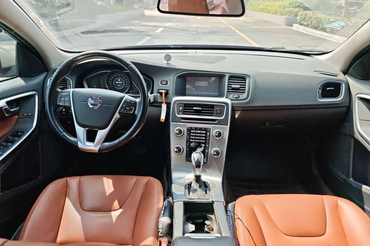 Used Volvo S60 2015 S60L 2.0T Zhiyuan Edition Center Console