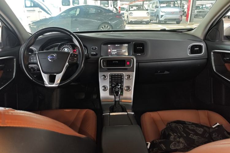 Used Volvo S60 2015 S60L 2.0T Zhiyuan Edition Center Console